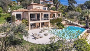 A multi-story villa with a swimming pool, outdoor seating, and a lush garden. - Villa Picasso # Panoramic View - Luxury - Jacuzzi (Vallauris)