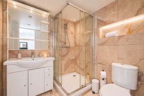 A modern bathroom with a glass-enclosed shower, a white sink, and a toilet. - The Heart of Montmartre Triplex # 6 Guests - Wifi (Paris)