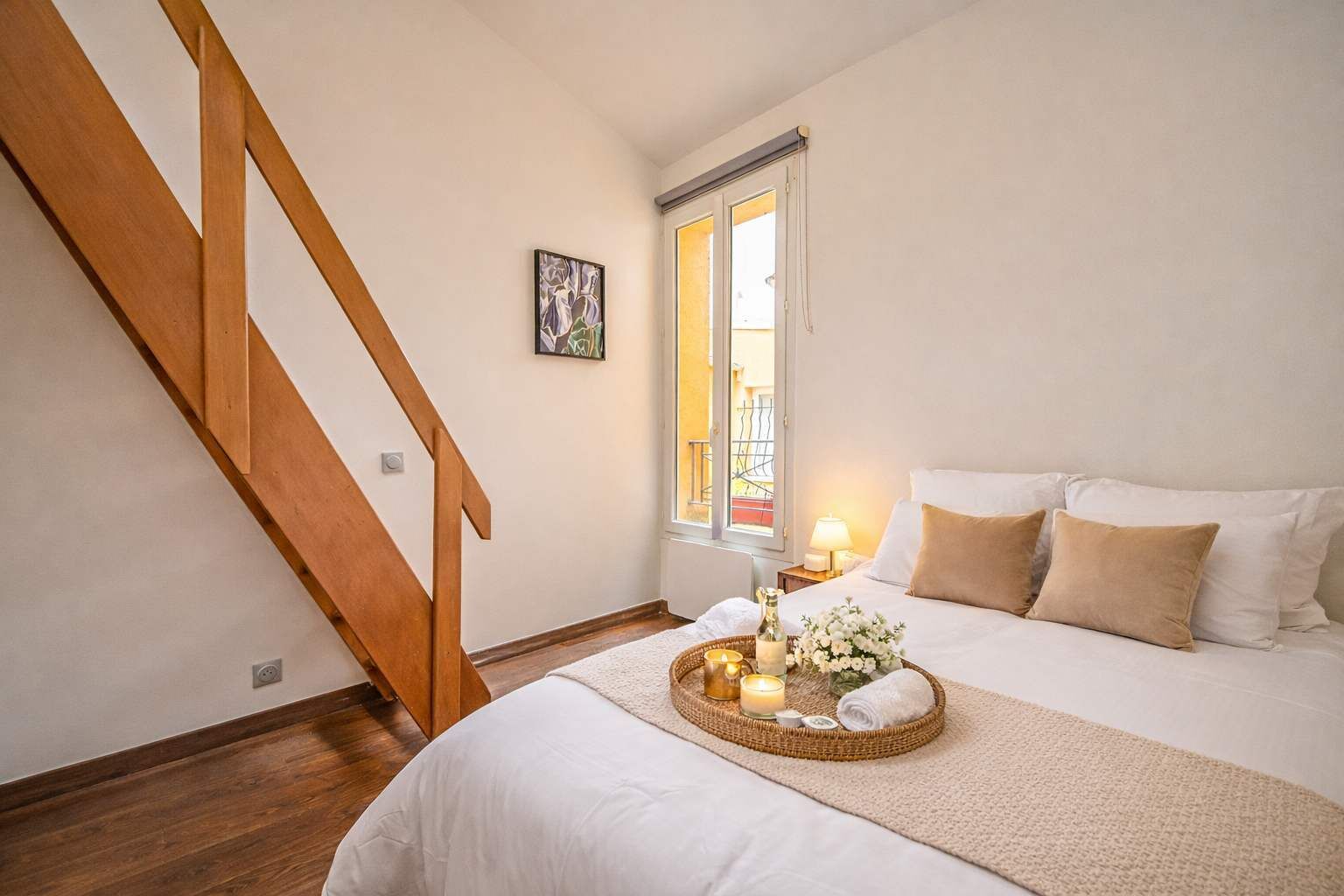 Tabla de planchar con plancha, wifi, ropa de cama