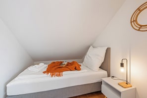 Tabla de planchar con plancha, wifi y ropa de cama