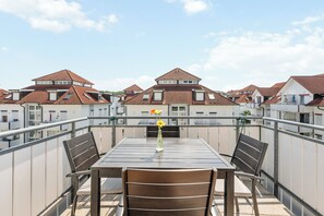 Outdoor dining - Waldegg—a beautiful, bright 3-room maisonette apartment in Bad Friedrichshall (Bad Friedrichshall)