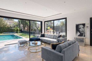 A modern living room with a pool, large windows, and a minimalist design. - Villa Bella Vista # Pool - Luxury & Serenity (Le Cannet)