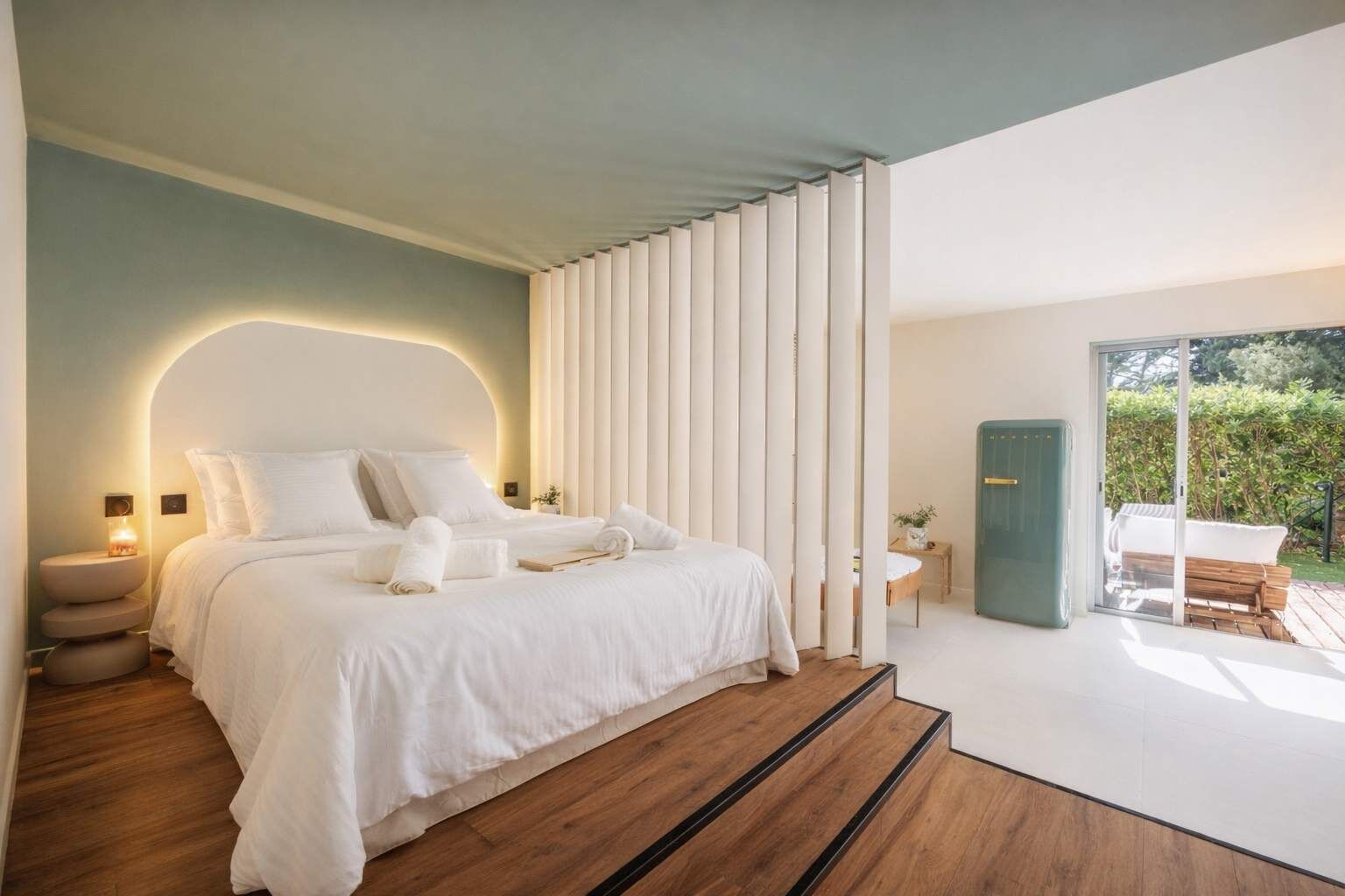 Tabla de planchar con plancha, wifi y ropa de cama 