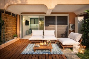 A patio with two sofas, a coffee table, and a patterned rug. - The Tropezian Garden # Luxury - Near Sea - Terace (Saint-Tropez)