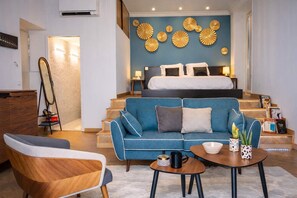 Tabla de planchar con plancha, cuna de viaje, wifi y ropa de cama 