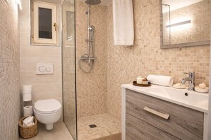 Shower, hair dryer, shampoo - Love Nest # Sea View - Close to Beach and Port (Cannes)
