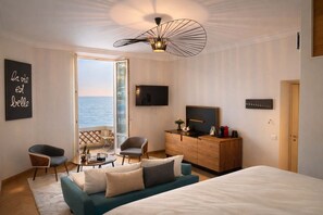 Tabla de planchar con plancha, cuna de viaje, wifi y ropa de cama 