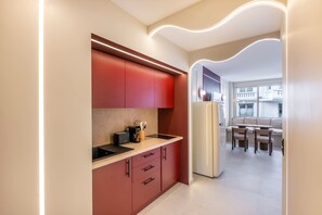 Kühlschrank, Mikrowelle, Herdplatte, Wasserkocher mit Kaffee-/Teezubehör