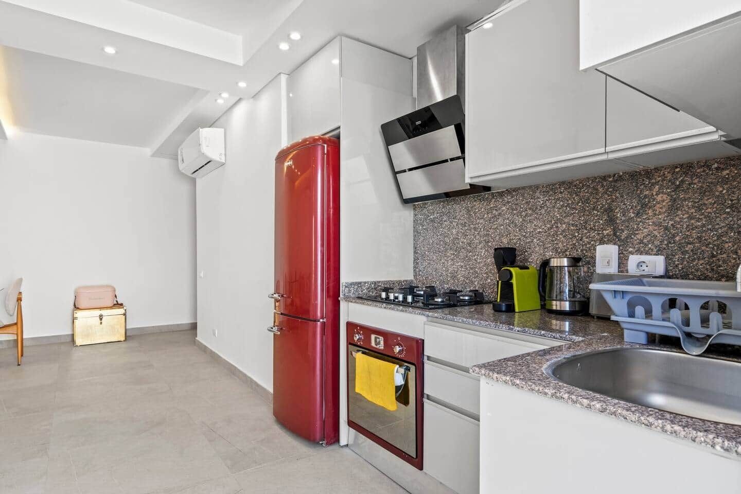 Kühlschrank, Mikrowelle, Ofen, Herdplatte