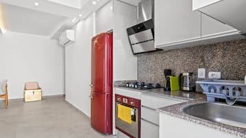 Kühlschrank, Mikrowelle, Ofen, Herdplatte