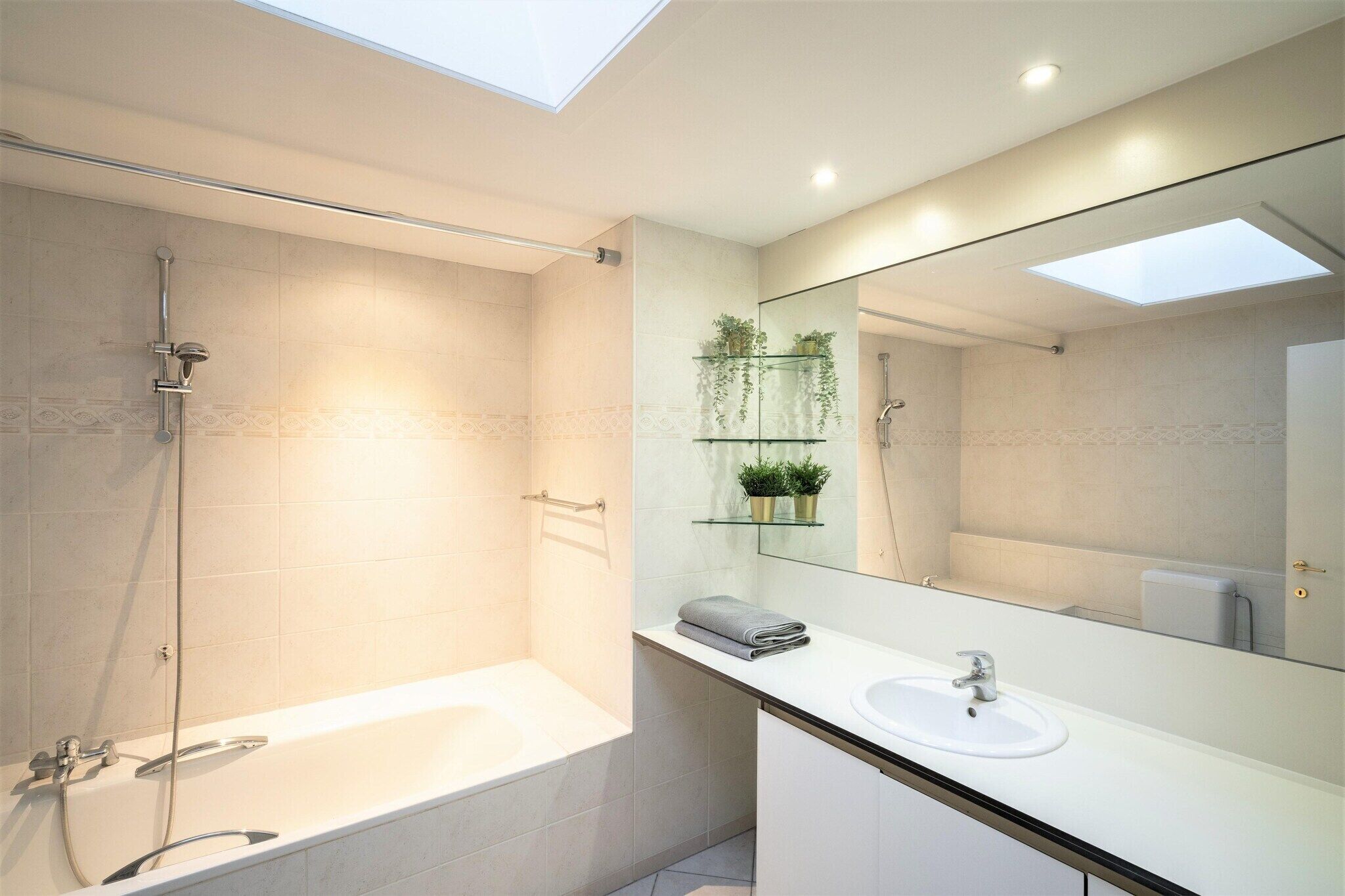 Een douche, een haardroger, handdoeken