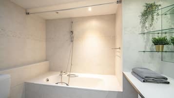 Douche, sèche-cheveux, serviettes fournies