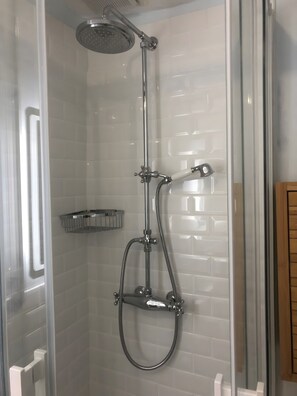 Shower, towels - Studio Apartment 'Sublime  En Plein Centre' with Wi-Fi and Air Conditioning (Aix-en-Provence)