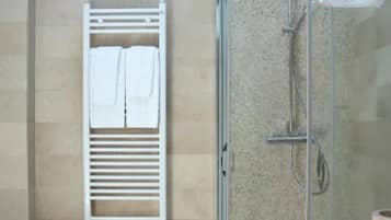 Deluxe Double Room, Pool View | Bathroom