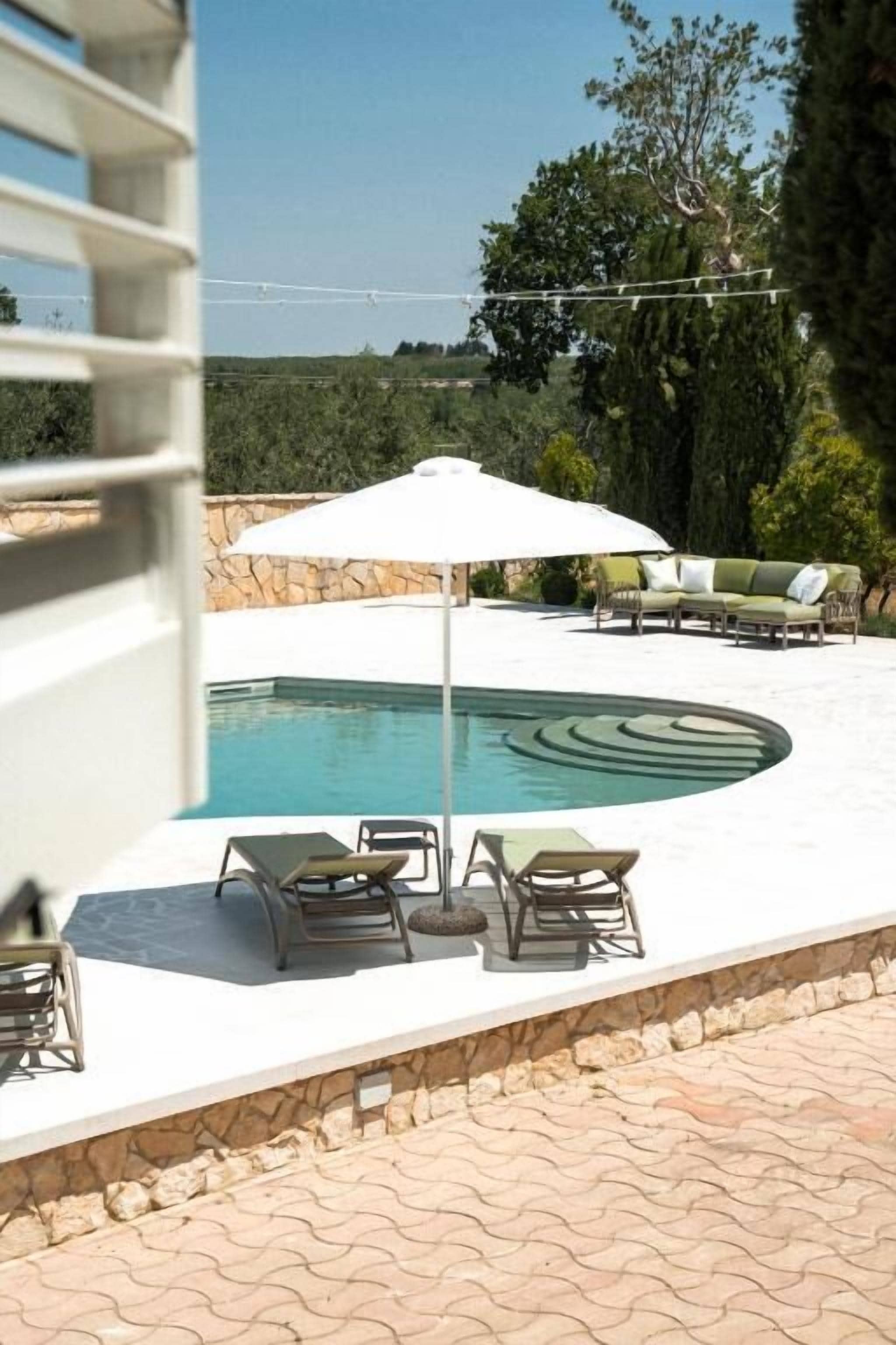 Piscine extérieure (ouverte en saison), parasols de plage