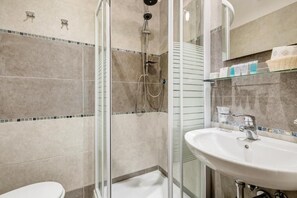 Bathroom - Vrbo Property (Roma)