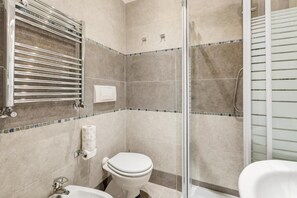 Douche, sĂšche-cheveux, bidet, serviettes fournies