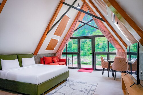 Roameo Resorts