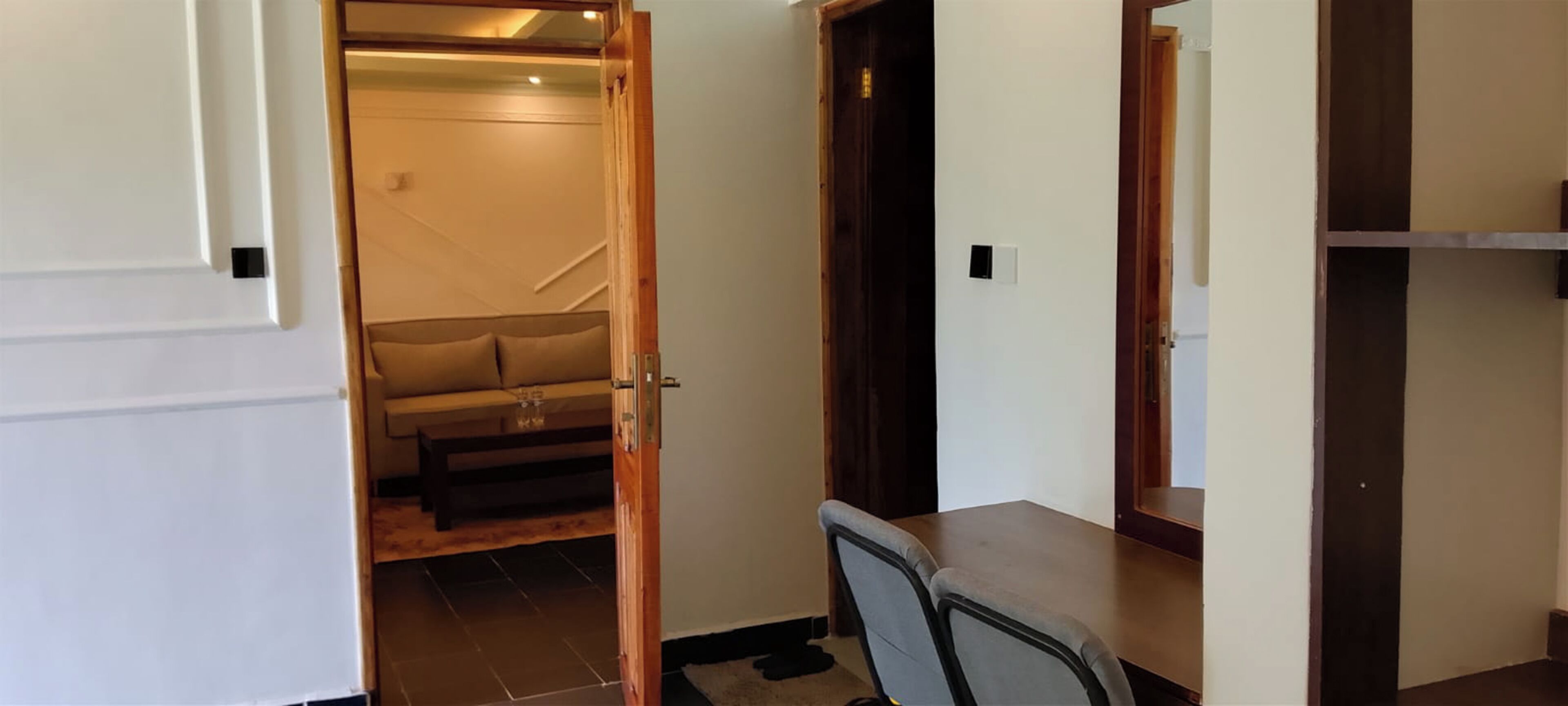 Chambre Exécutive | Coin séjour | TV connectée de 43 pouces avec chaînes par satellite