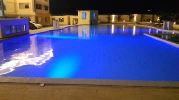 2 outdoor pools