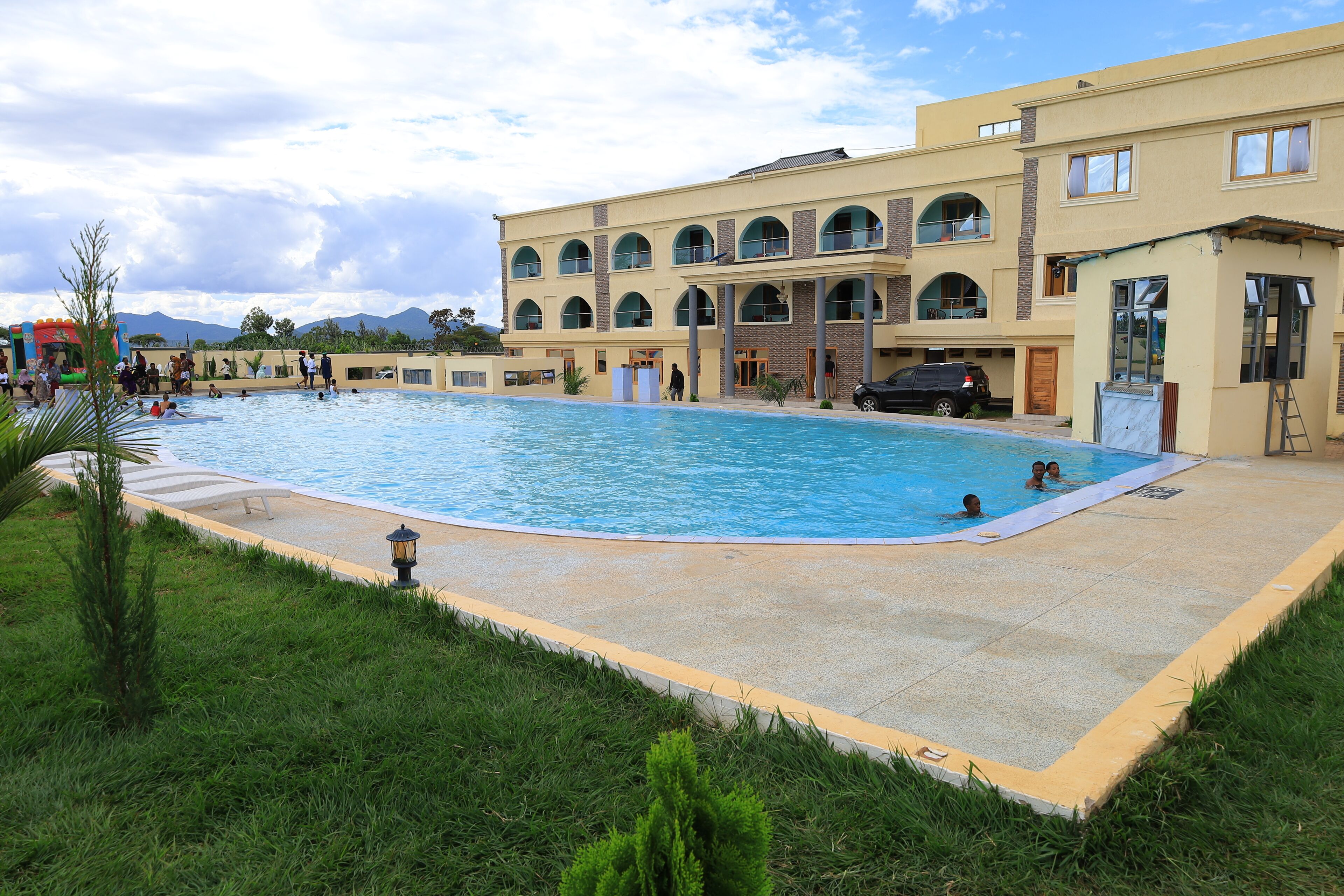 2 piscines extérieures