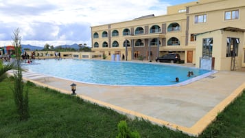 2 piscines extérieures