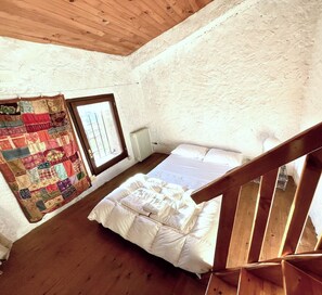 Tabla de planchar con plancha y ropa de cama 