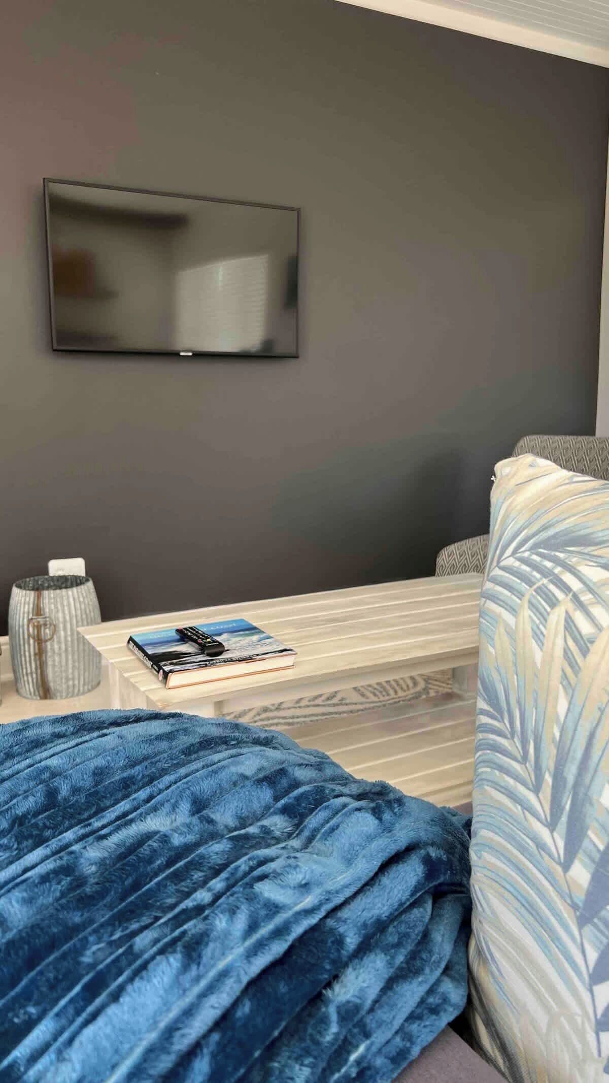 Tabla de planchar con plancha, wifi y ropa de cama 