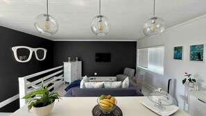 TV, offices - Contemporary clean and great location! (Plettenberg Bay)