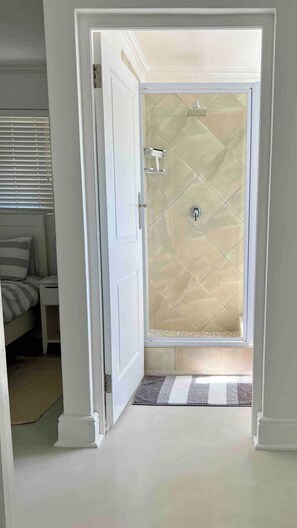 Shower, hair dryer - Contemporary clean and great location! (Plettenberg Bay)