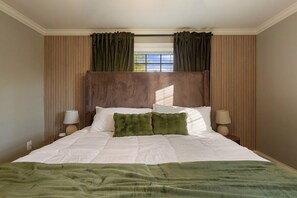 5 Schlafzimmer, Schreibtisch, Bügeleisen/Bügelbrett, Reisekinderbett