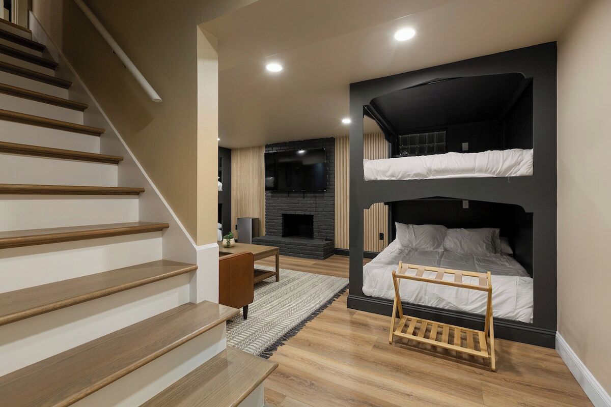 5 bedrooms, desk, iron/ironing board, travel crib