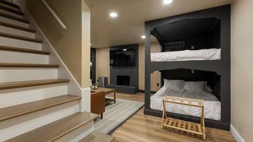 5 bedrooms, desk, iron/ironing board, travel crib