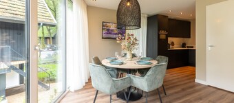 Luxuriöse Naturvilla für 2 Personen mit Terrasse in der Höhe und überdachtem Hot Tub unter der Villa.
