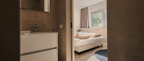10 bedrooms, WiFi, bed sheets