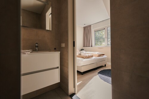 Heide Villa offers luxury for 18 guests, featuring 10 bedrooms, ensuite bathrooms, a hot tub, sauna, and a spacious garden.