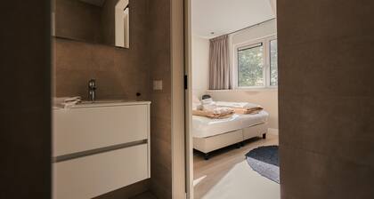 Heide Villa offers luxury for 18 guests, featuring 10 bedrooms, ensuite bathrooms, a hot tub, sauna, and a spacious garden.