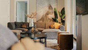 Una sala de estar moderna con un sofá, una mesa de centro y una planta.
