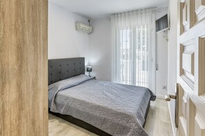 2 bedrooms, WiFi, bed sheets - Holiday Home 'Biblos' with Shared Pool, Wi-Fi and Air Conditioning (Empuriabrava)