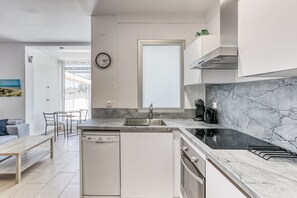 Fridge, microwave, oven, stovetop - Holiday Home 'Biblos' with Shared Pool, Wi-Fi and Air Conditioning (Empuriabrava)
