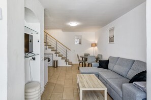 TV - Holiday Home 'Biblos' with Shared Pool, Wi-Fi and Air Conditioning (Empuriabrava)