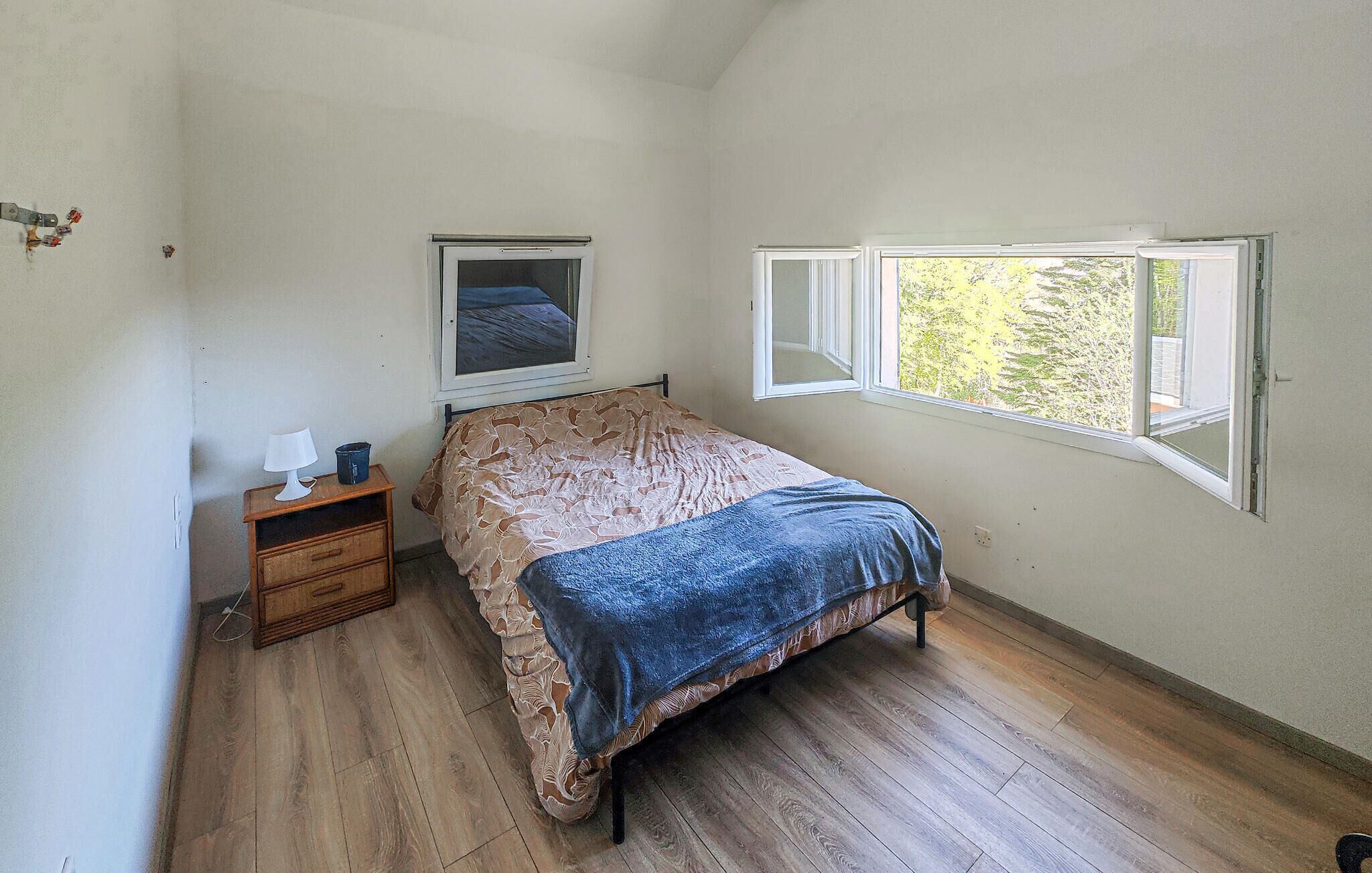 Travel cot, free WiFi
