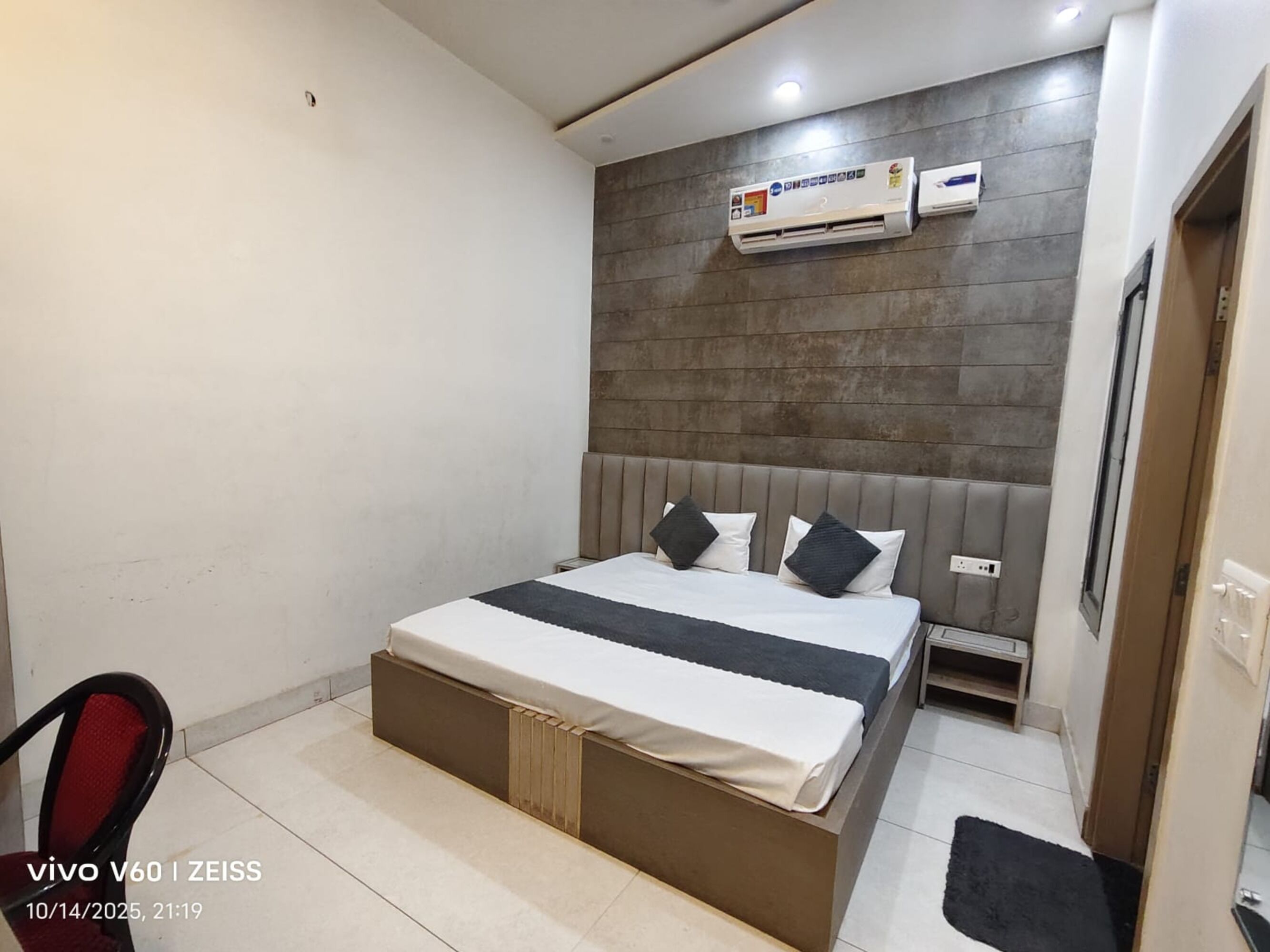 Deluxe Double Room, City View | Desk, free WiFi