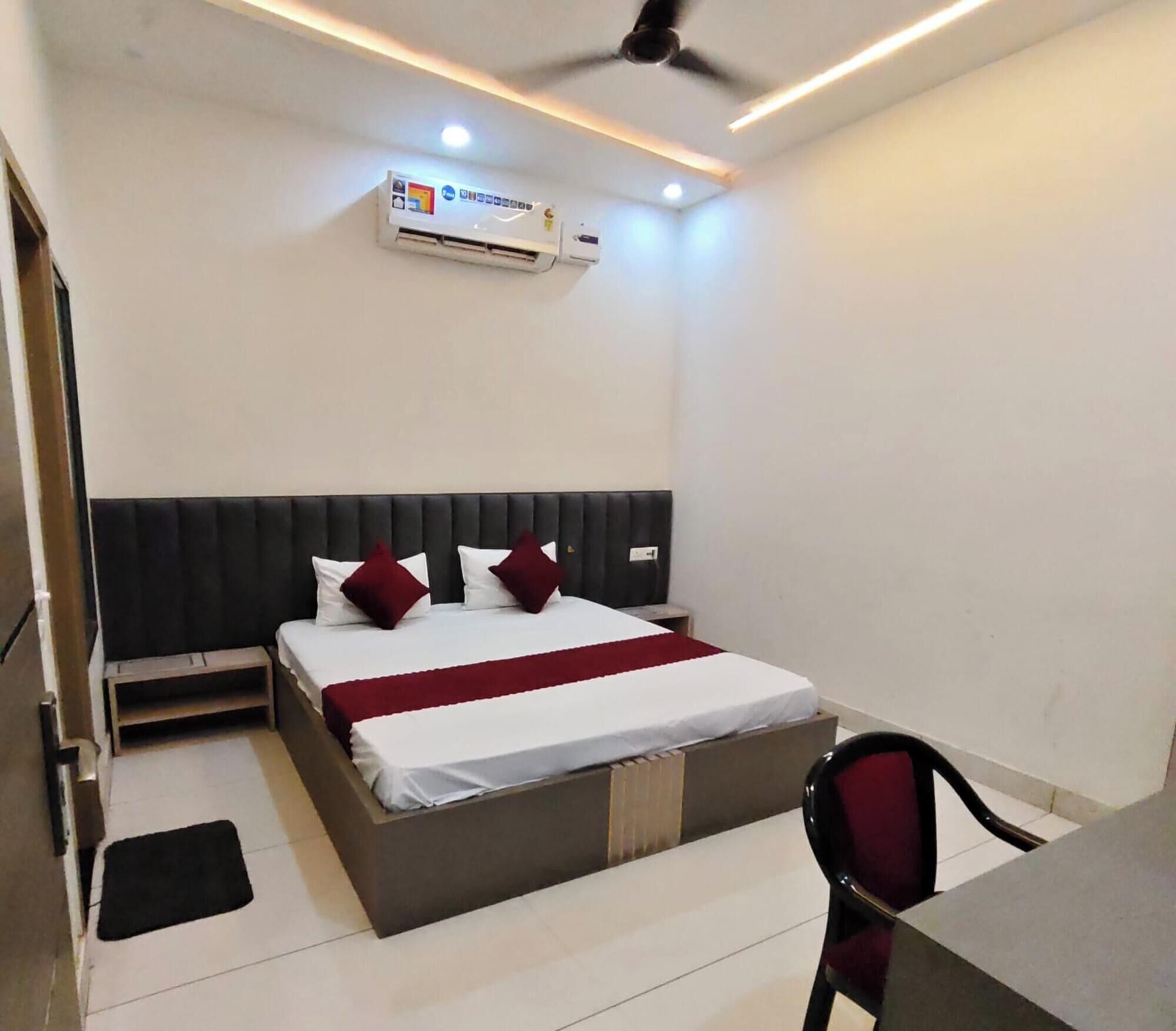 Deluxe Double Room, City View | Desk, free WiFi