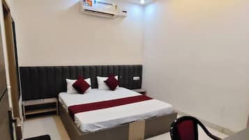 Deluxe Double Room, City View | Desk, free WiFi