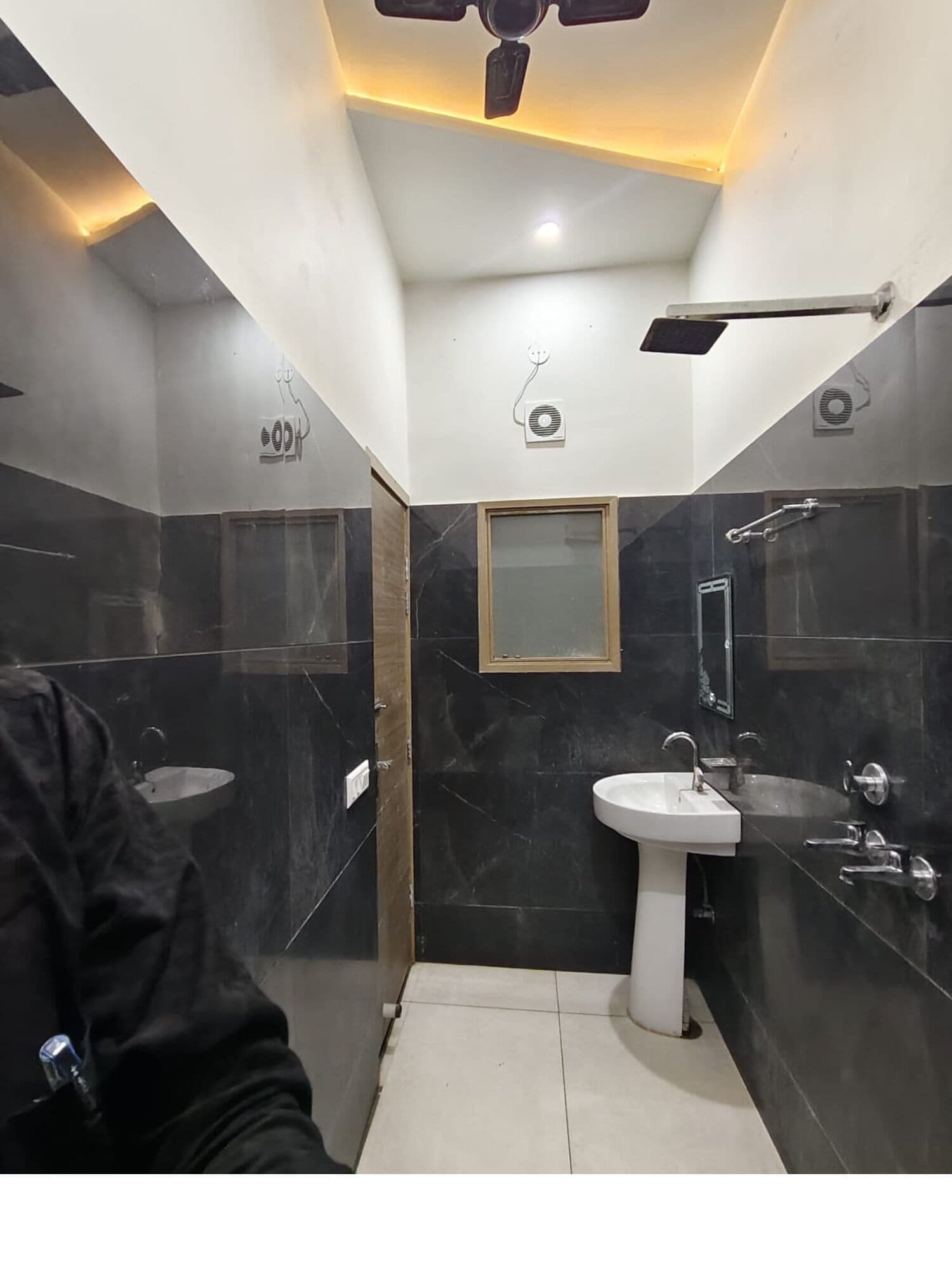 Shower, free toiletries, towels