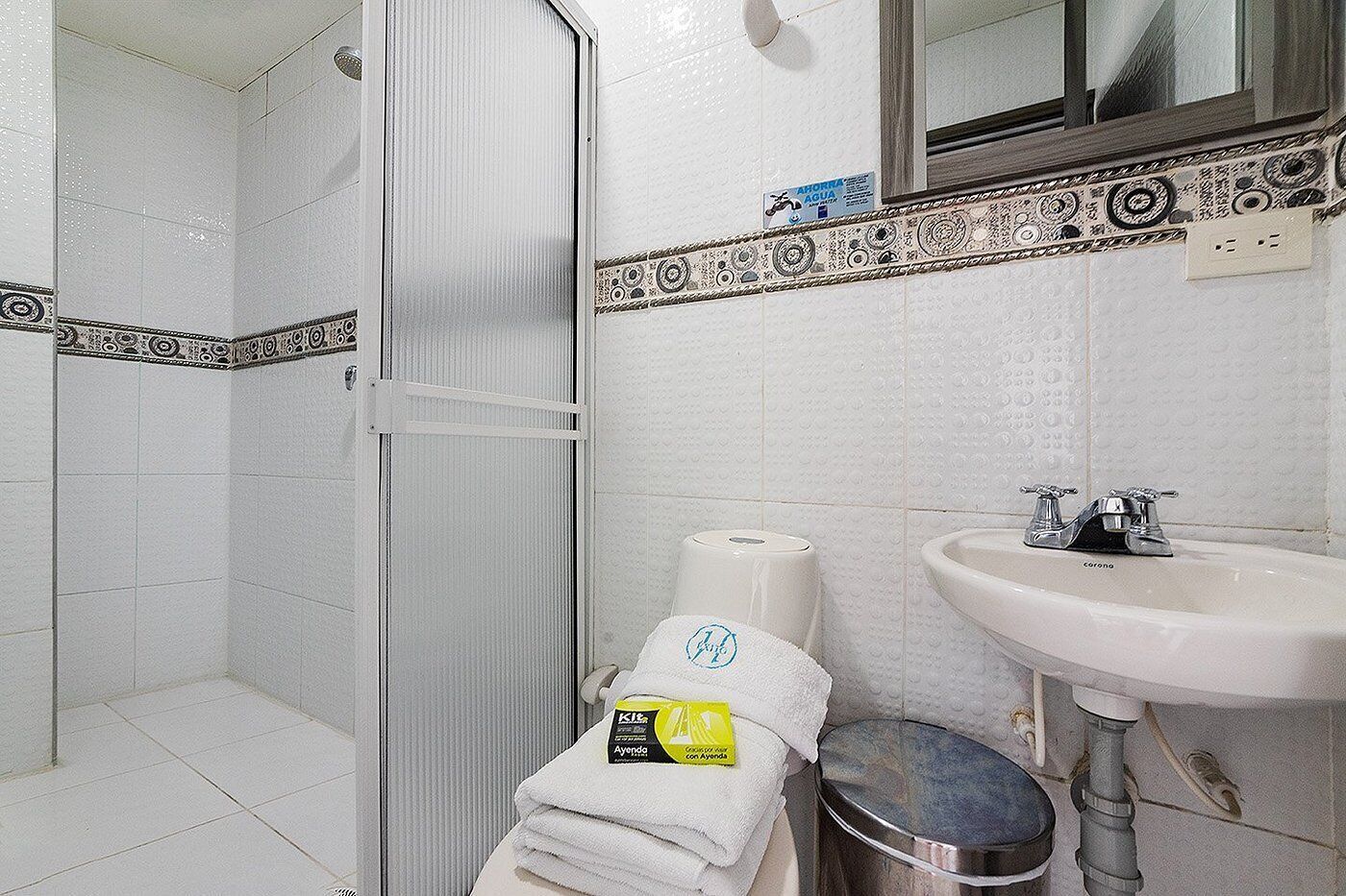 Douche, serviettes fournies, savon, shampoing