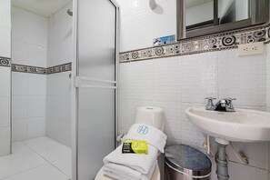 Shower, towels, soap, shampoo - Hotel Exito (Pereira)