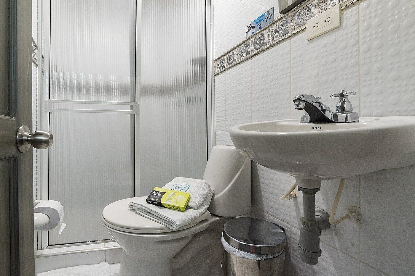 Ducha, toallas, jabón, shampoo