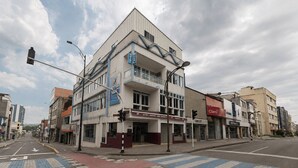 Ein Hotel mit modernem Design, einem Restaurant und einer Konzerthalle.